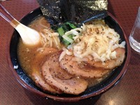 「ガーリックチャーシューメン＋チーズ 950円」@NOODLE HEARTSの写真