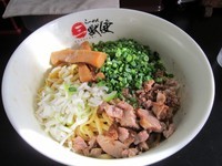 「油ラーメン+大盛り＋青ネギ（豚骨魚介）」@らーめん三獣使の写真