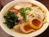 「【1月限定】ベジトマらー麺・中＋煮玉子、850円＋100円」@伝家 志木店の写真