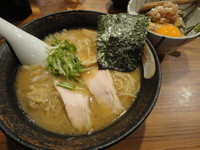 「濃厚鶏骨醤油そば（７８０円）+ささみユッケごはん(２００円)」@濃厚鶏そば 麺屋武一 新橋本店の写真