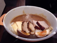 「燻製カレー(マイルド・燻度3)680円+全部のせ300円 他」@燻製カレー くんかれ 日本橋人形町店の写真