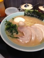 「醤油チャーシュー並＋味玉」@横浜家系ラーメン 港家 麹町店の写真