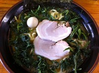「豚骨醤油ラーメン（中）＋ほうれん草＋半ライス＝９００円」@横浜ラーメン 湘家 前橋店の写真