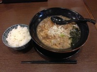 「燕三条醤油ラーメン＋サービスライス」@新潟進化系ラーメン 俺たち越後や! 新宿御苑店の写真
