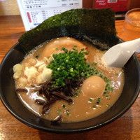 「とんこつラーメンまる、味玉トッピング、替え玉930円」@茨城豚骨 とんこつ家 高菜の写真