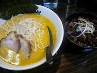 「豚骨味噌ラーメン(かため・濃いめ・少なめ)＋チャーシュー丼」@ラーメン道楽 新宿店の写真