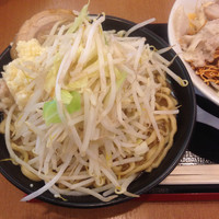 「ラーメン 720円 中盛り ヤサイニンニクアブラマシ」@ジャンクガレッジ イオンレイクタウンmori店の写真
