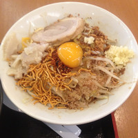 「まぜそば 750円 無料トッピング全マシ ニンニク少し 辛味少し」@ジャンクガレッジ イオンレイクタウンmori店の写真