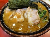 「中盛チャーシュー麺910円麺硬め　ライス110円」@家系総本山 ラーメン吉村家の写真