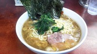 「ラーメン 中盛 800円 味濃い目 油多め」@横浜ラーメン 町田家 小田急相模原店の写真