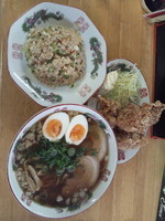 「唐揚げセット(半焼飯)(細麺)＋ゆで卵」@三公の写真