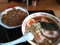 「ラーメン＋半カレーライス 530＋350＝880円」@かもだの写真