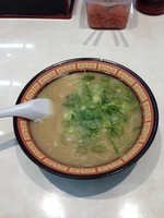 「ラーメン250円、替玉100円」@18ラーメン 博多駅南店の写真