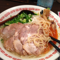 「元祖鶏ガラとんこつスープ屋台味チャーシュー麺」@よってこや 新宿南口店の写真