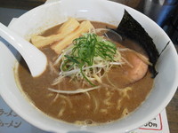 「魚介しょうゆラーメン　鯵 Ｗ  ：背脂なし（大盛り）」@俺らラーメン ちょもらんまの写真