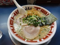 「ラーメン（大盛無料）650円　麺硬め/脂多め」@屯ちん 川崎店の写真
