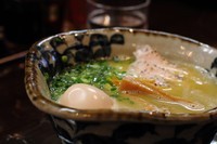 「純鶏そば+味玉」@特級鶏蕎麦 龍介の写真