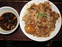 「肉盛りつけ麺並780円＋無料肉増し＋無料味玉」@魁 肉盛りつけ麺 六代目けいすけの写真