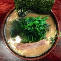 「らーめん並+ほうれん草」@横浜家系豚骨醤油極太麺 侍 伏見店の写真