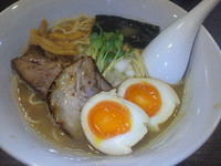 「濃厚鶏煮干らーめん＋味玉」@自家製麺 ほうきぼし 志茂店の写真