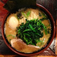 「らーめん並+ほうれん草」@横浜家系豚骨醤油極太麺 侍 伏見店の写真