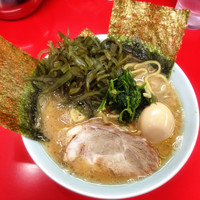 「ラーメン600円＋くきワカメ100円＋味玉100円」@横浜家系ラーメン 心家の写真