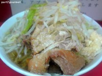 「小豚入り(ブタ4枚) 「ヤサイニンニクカラメ」(800円)」@ラーメン二郎 小岩店の写真