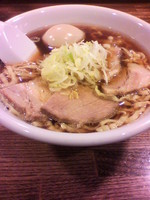 「丸桃らーめん＋味付け玉子」@まるもも食堂の写真