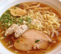 「あっさり魚出汁エビ風味醤油680円つくね100円」@はりけんラーメンの写真