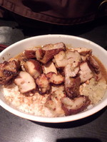 「燻製カレー（マイルド・燻度３）チキン一枚乗せ・ナッツライス小」@燻製カレー くんかれ 日本橋人形町店の写真