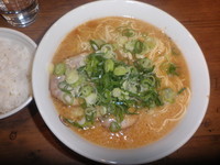 「辛ニンニク麺・大盛（９００円）麺カタメ＋サービスライス普通」@らーめん一途の写真