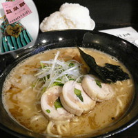 「濃厚鶏煮干らーめん 500円（オーペンチラシサービス）」@自家製麺ほうきぼし 神田店の写真