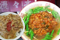 「定番　スタミナラーメン＋半バラ丼＋餃子　1000円」@漫々亭の写真