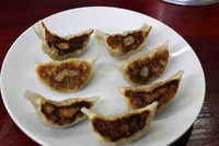 「餃子　250円」@漫々亭の写真