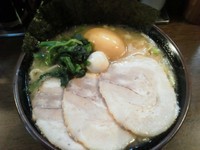 「オールスターラーメン（並）カタメ」@濃厚豚骨ラーメン 濱虎家の写真