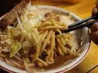 「超極太うどん麺(ラーメン中大 麺300g 650円)」@豚親分の写真