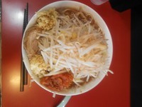 「ラーメン+味玉　ヤサイ,ニンニク,ショウガ,辛たま」@用心棒 本号の写真