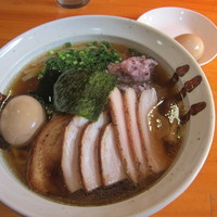 「限定いしる醤油ラーメン（７００円）+特製トッピング（２５０円」@麺屋 むじゃきの写真