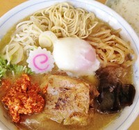 「ブタそば900円ｾｯﾄ（温玉、辛肉、半ﾗｲｽ）200円」@MENYA 食い味の道有楽の写真