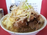 「小豚入り ￥800 ヤサイ ニンニク カラメ」@ラーメン二郎 小岩店の写真