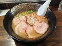 「天降らーめん しお+チャーシュー」@麺屋 天孫降臨 三宮本店の写真