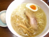 「塩らーめん＋味付たまご」@めんやももの写真