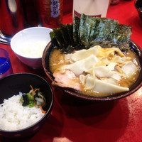 「ラーメン中盛＋ラザニアの皮＋玉葱＋味玉＋海苔増しとライス」@家系総本山 ラーメン吉村家の写真