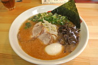 「豚骨そば （白）半熟塩玉子＋替玉」@麺笑 コムギの夢の写真