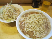 「小豚+麺増し（ヤサイニンニクアブラ）」@ラーメン二郎 荻窪店の写真