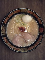 「ラーメン(かため)＋半熟塩ゆでたまご」@一蘭 広島本通店の写真