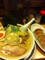 「とんこつ醤油６９０円＋（平日１５時～１０円餃子）」@三豊麺 日本橋茅場町店の写真