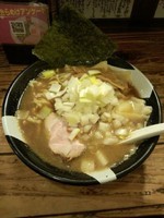「煮干ラーメン＋タマネギ増し」@すごい煮干ラーメン凪 新宿ゴールデン街店 本館の写真