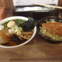 「魚介醤油ラーメン650円、ソースカツ丼400円」@へべれ家の写真