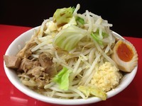 「ラーメン（中）700円＋小豚150円（ヤサイ・ニンニク）」@びんびん豚の写真